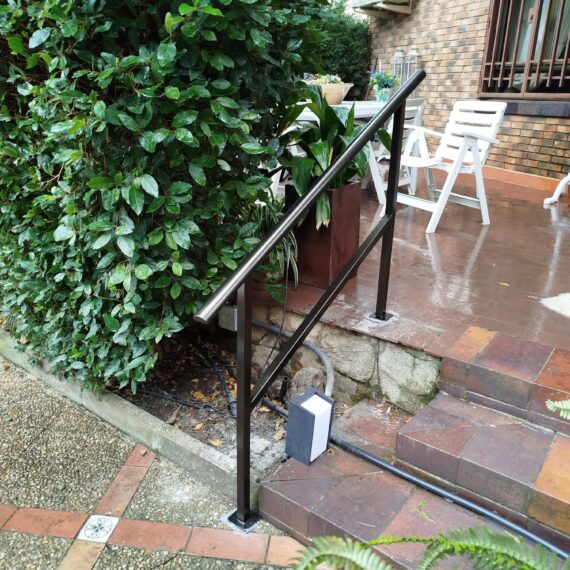 Instalación en Majadahonda de barandilla lacado en RAL bronce de apoyo para bajar escalones