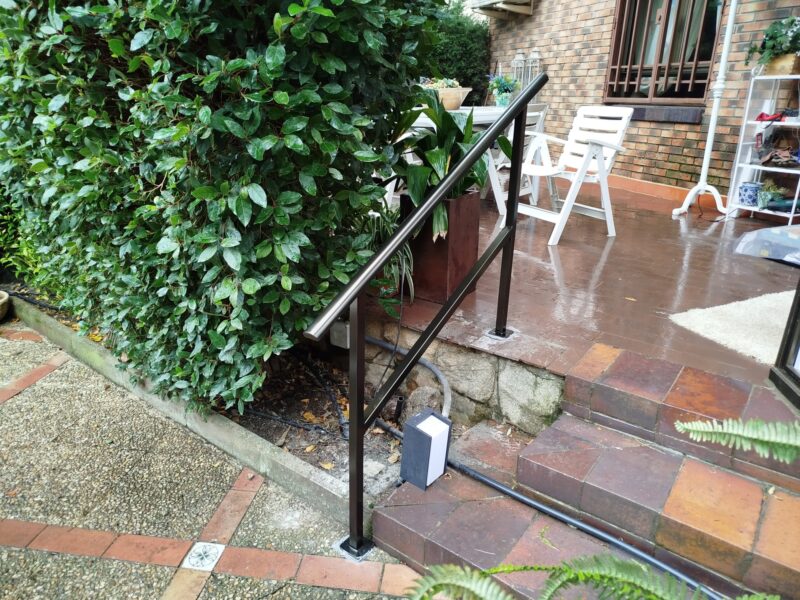 Instalación en Majadahonda de barandilla lacado en RAL bronce de apoyo para bajar escalones