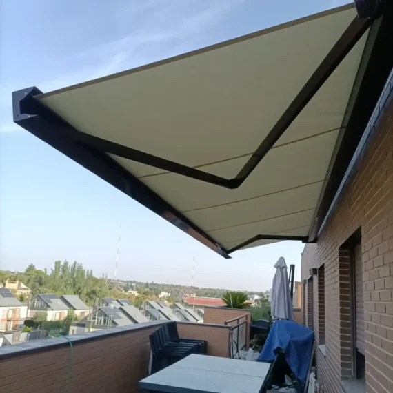 Instalación en las Rozas de 2 toldos cofres