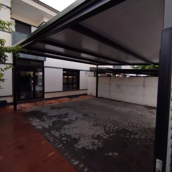 Instalación de cerramiento de garaje con estructura de hierro