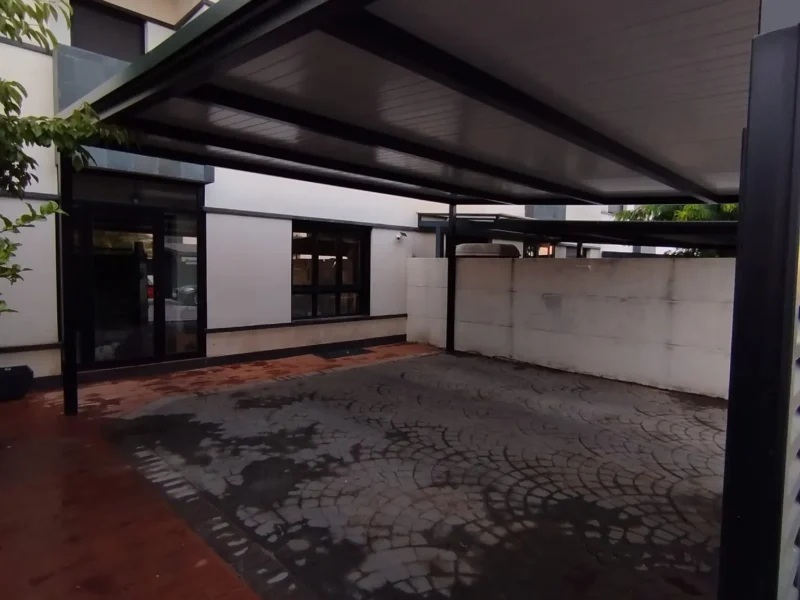 Instalación de cerramiento de garaje con estructura de hierro