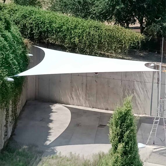 Instalación de toldo tensado en una residencia de móstoles portada