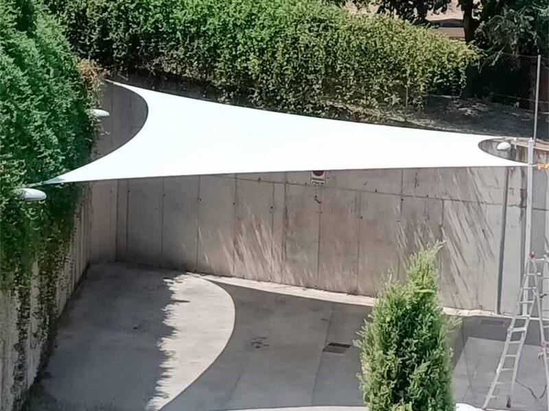 Instalación de toldo tensado en una residencia de móstoles portada