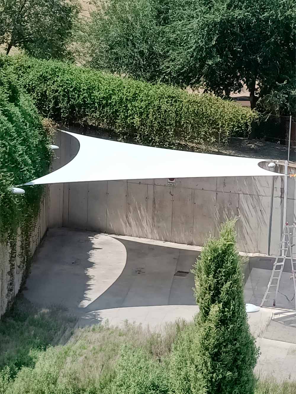 Instalación de toldo tensado en una residencia de móstoles portada
